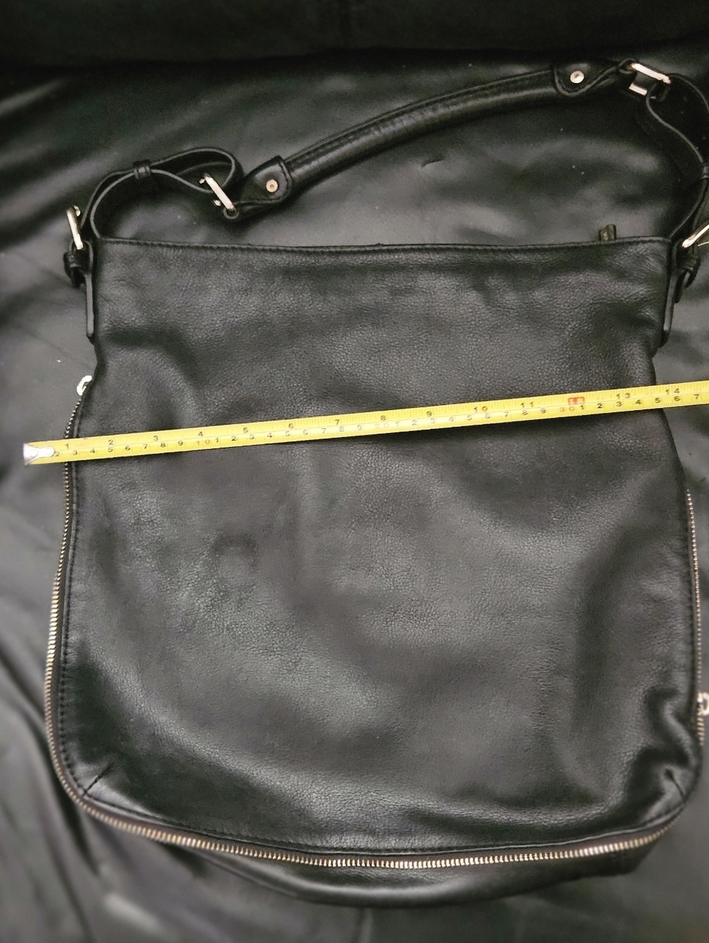 Danier 100% Leather Black  Classic Hobo Zipper  Bag Gold Hardware - Picture 11 of 14